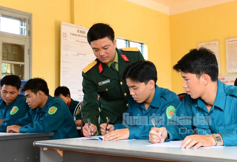 Cán bộ quân sự xã, phường trong lớp bồi dưỡng kiến thức quốc phòng tại Trường Quân sự Quân khu 2.