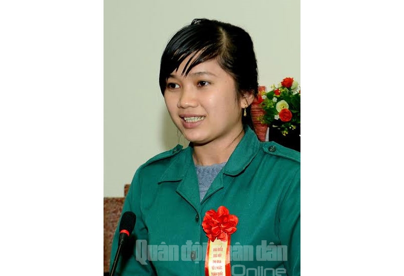 Nữ dân quân Trần Thị Tuyết Mai ở xã Lộc Giang, huyện Đức Hòa (tỉnh Long An) dự Đại hội Thi đua yêu nước toàn Quốc lần thứ IX đến thăm, giao lưu tại Báo QĐND ngày 7-12-2015.