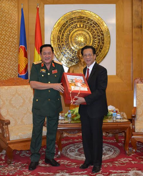 Đoàn cán bộ cấp cao Bộ tư lệnh Quân khu 7 thăm và chúc Tết tại Cam-pu-chia