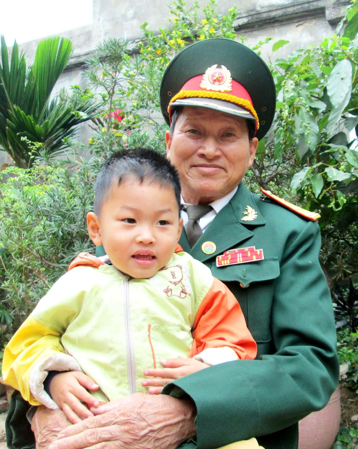 Mỗi hạt gạo quý như giọt máu...