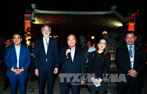 Thủ tướng Nguyễn Xuân Phúc gặp mặt các doanh nhân quốc tế tại Văn Miếu Quốc Tử giám
