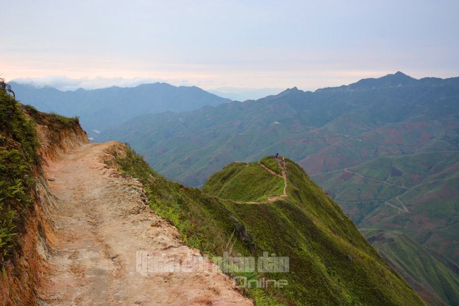 Đường đất nhỏ hẹp và lối đi ở độ cao khoảng 2.800m so với mực nước biển khiến du khách có những trải nghiệm khó quên.