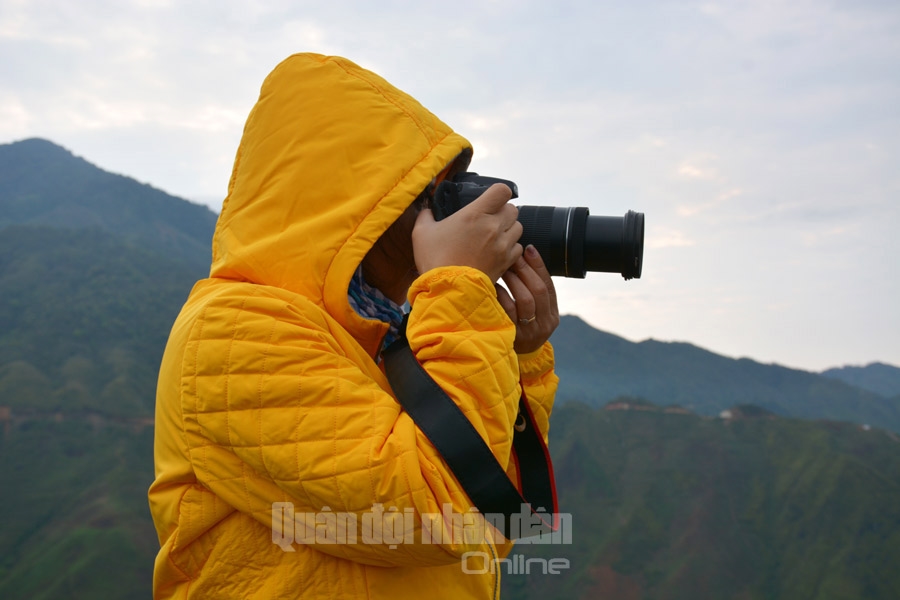 Một du khách thu vào ống kính hình ảnh những áng mây đẹp ở Tà Xùa.