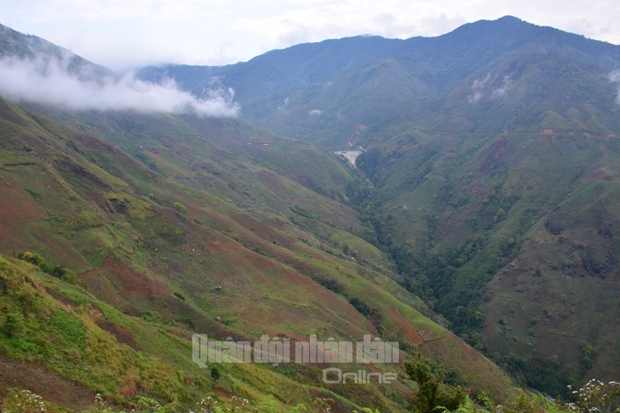 Có lúc mây như chiếc khăn voan mỏng manh choàng quanh đỉnh núi...