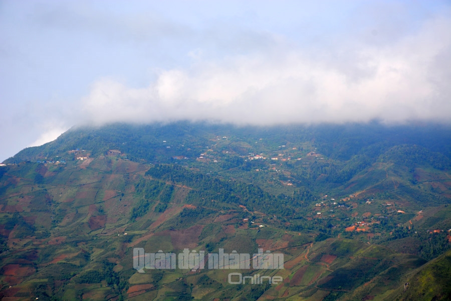 ...mây phủ trắng phía thị trấn Bắc Yên. Có thể nhìn thấy nếp nhà của nhiều hộ dân lưng chừng núi.