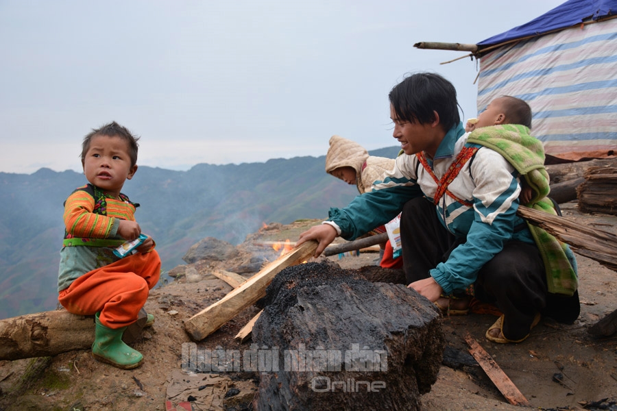 Cha con người dân tộc Thái nhóm lửa, chuẩn bị cho một ngày phục vụ du khách đến chiêm ngưỡng mây ở Tà Xùa.