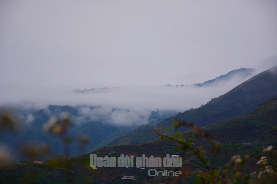 Mây luồn qua khe núi...