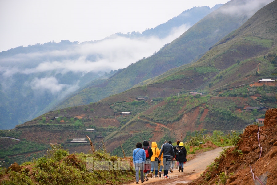 Chừng 6 giờ sáng, mây trắng đã bồng bềnh trên lưng núi. Sau khi dừng đỗ ô tô, xe máy trên đường lớn, du khách men theo con đường mòn ra