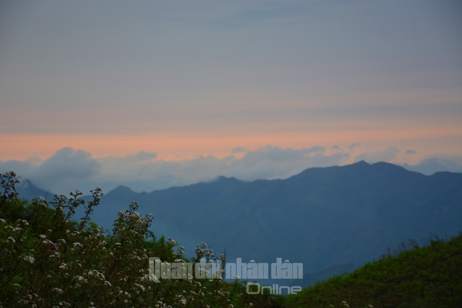 Ánh bình minh đỏ lựng viền trên những đám mây bồng bềnh.