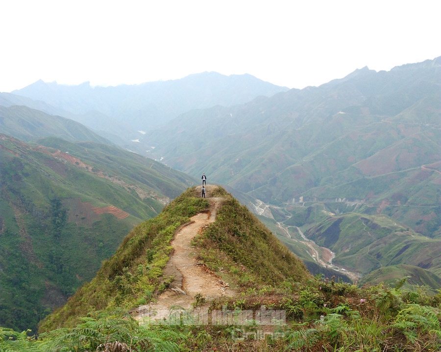Từ mỏm đá ấy đi tiếp, du khách sẽ đến điểm cuối và cũng là nơi thấp nhất trên