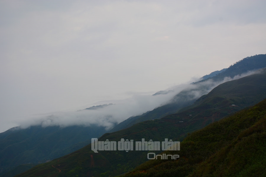 ...lúc lại như thác trắng ào ạt đổ.