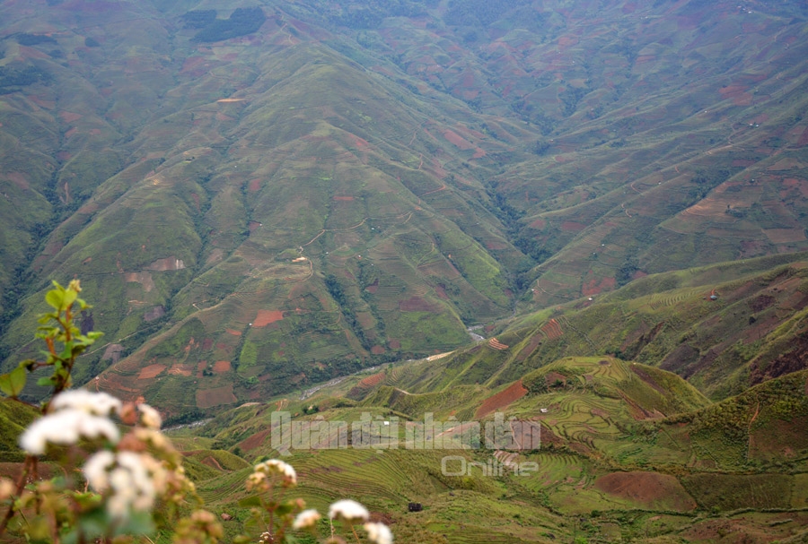 Những trái núi như bát úp nối liền nhau, phía dưới là sông suối uốn lượn, tạo nên cảnh sắc vừa hùng vĩ, vừa lãng mạn ở Tà Xùa