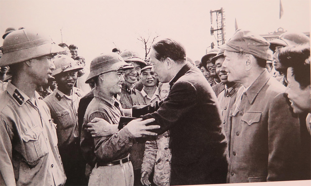 Vận dụng tư duy của đồng chí Lê Duẩn: “Gắn bó với nhân dân-Cội nguồn sức mạnh của Đảng” vào sự nghiệp bảo vệ an ninh, trật tự
