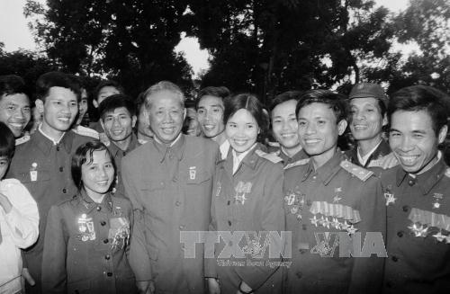 Tổng Bí thư Lê Duẩn, người chiến sĩ cộng sản kiên cường, người học trò xuất sắc của Chủ tịch Hồ Chí Minh, nhà lãnh đạo kiệt xuất của cách mạng Việt Nam