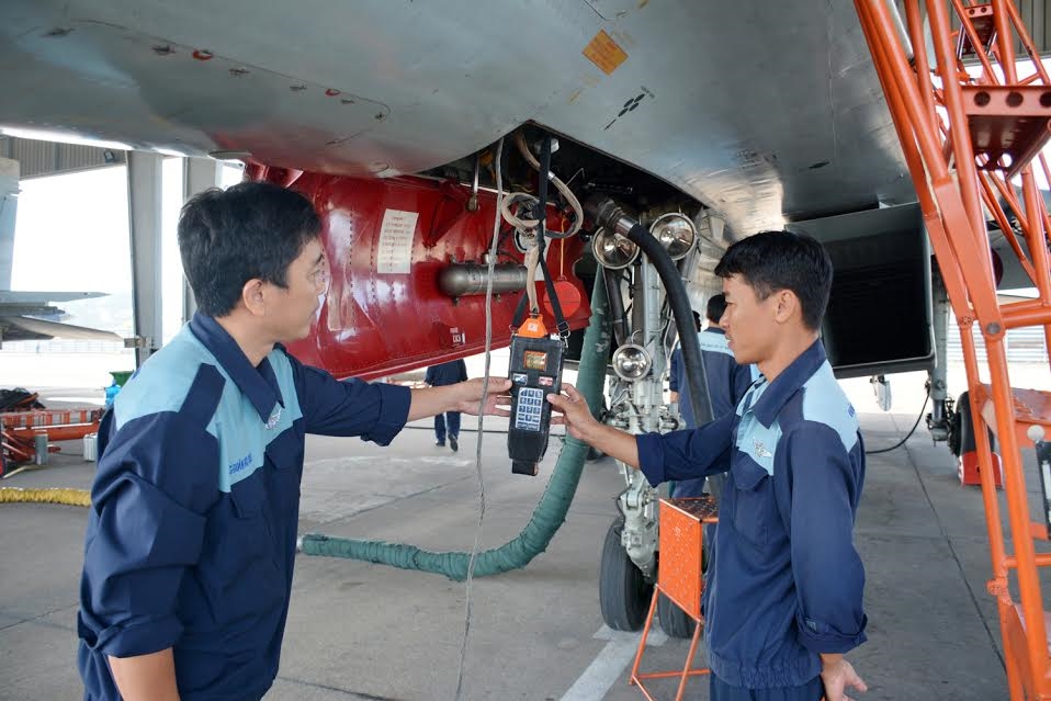 Kiểm tra kỹ thuật máy bay trước giờ cất cánh