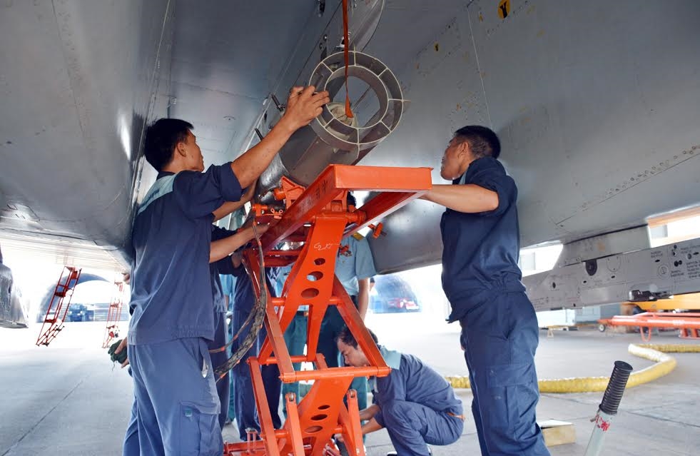 Nhân viên kỹ thuật lắp bom và rốc két vào máy bay
