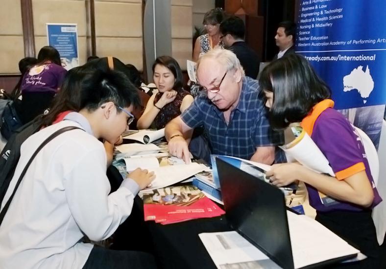 Sôi nổi Ngày hội Giáo dục đại học quốc tế Việt Nam năm 2017