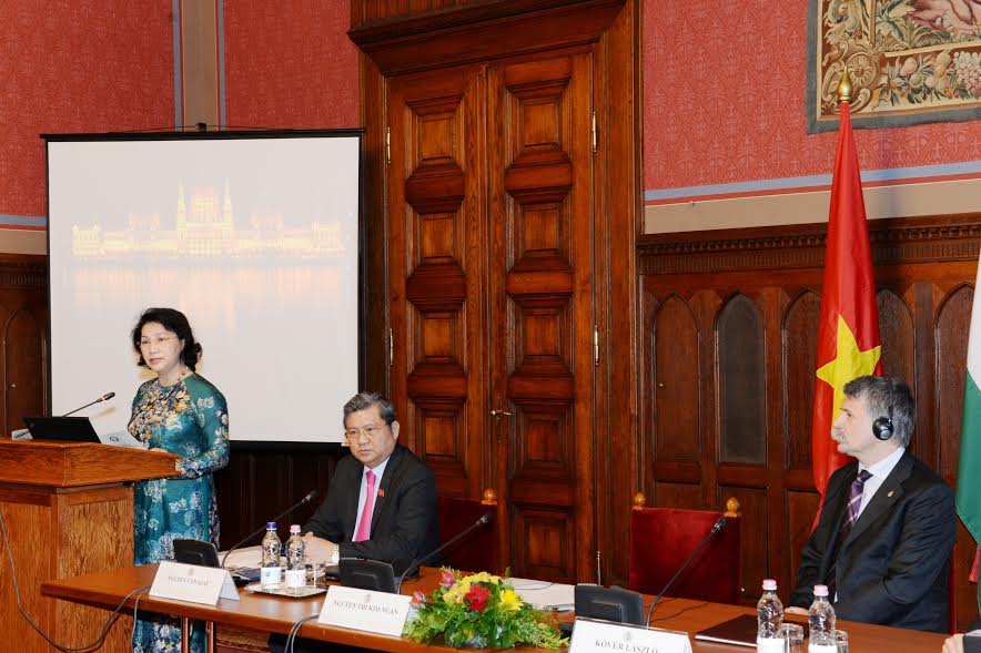 Chủ tịch Quốc hội Nguyễn Thị Kim Ngân và Chủ tịch Quốc hội Hung-ga-ri đồng chủ trì tọa đàm pháp luật