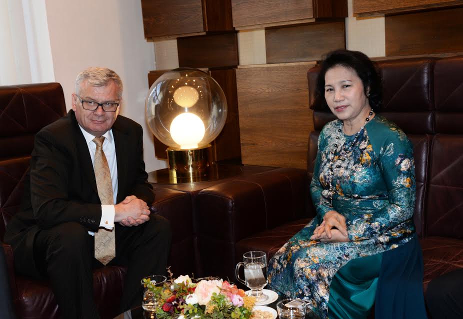 Chủ tịch Quốc hội Nguyễn Thị Kim Ngân tới Pra-ha, bắt đầu thăm chính thức CH Séc
