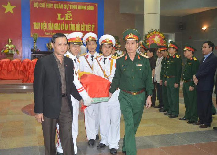 Bộ CHQS tỉnh Ninh Bình cất bốc và bàn giao 25 hài cốt liệt sĩ