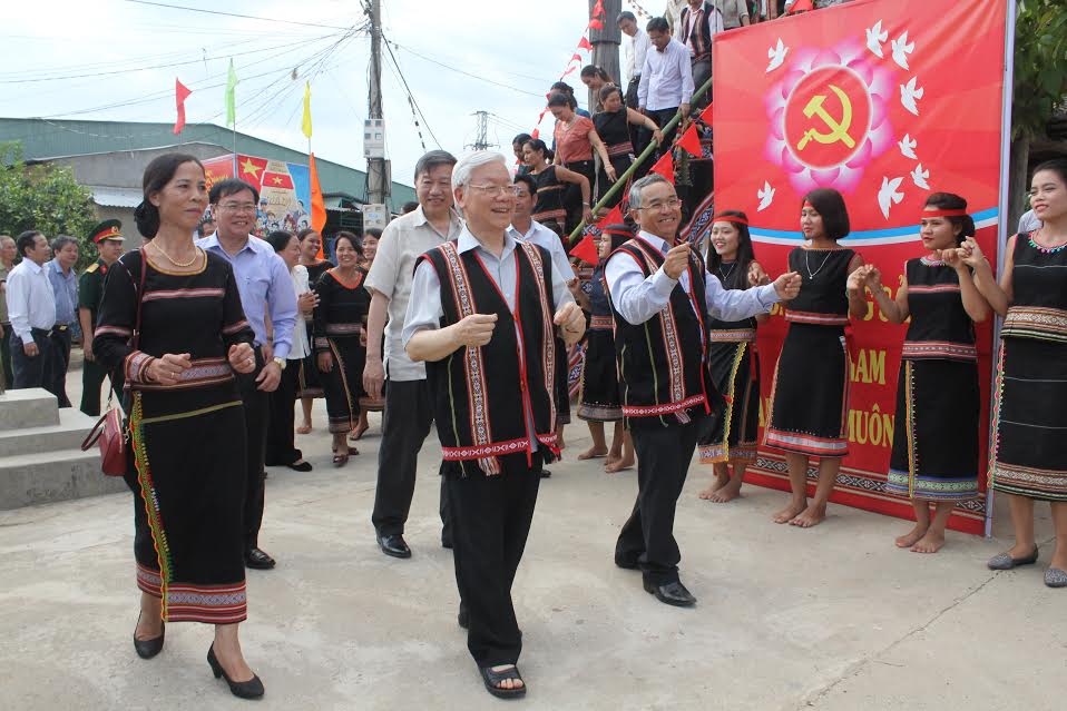 Lòng dân với Đảng bên mái nhà rông…
