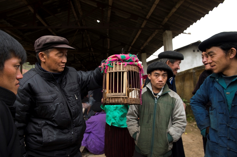 Hầu hết nhà nào cũng có một hai đôi chim, lồng chim treo trong sân hay hiên nhà. Chợ phiên là dịp để cánh đàn ông trao đổi hay mua bán những con chim rừng.