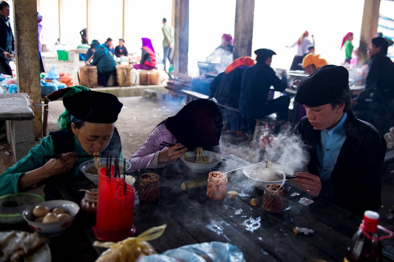 Đi chợ từ sáng sớm, nên một gia đình đã quyết định thưởng thức bữa sáng trong chợ.