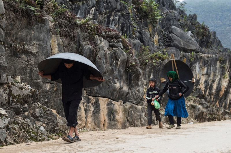 Tan chợ đồng bào trở về bản với những món hàng thiết yếu.