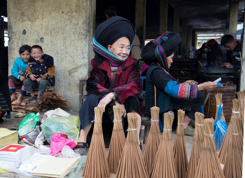 Đi chợ phiên, các bà các mế bán hàng còn những đứa trẻ thì được dịp vui chơi.