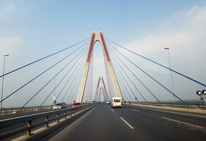 Đội vá xe miễn phí trên cầu Nhật Tân
