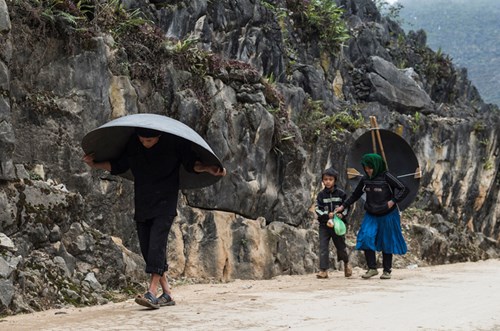 Độc đáo “chợ lùi” Lũng Phìn