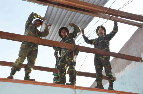 Khẩn trương giúp dân khắc phục hậu quả lốc xoáy