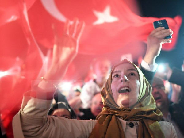 “Canh bạc” mạo hiểm