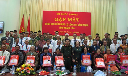 Bộ Quốc phòng gặp mặt Đoàn đại biểu người có công với cách mạng tỉnh Khánh Hòa