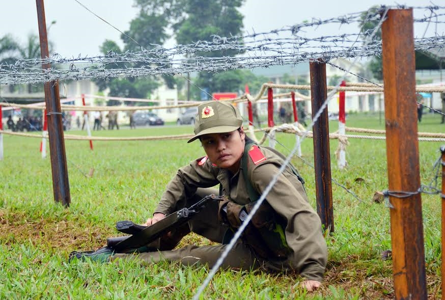 Bình tĩnh vượt rào dây thép gai.