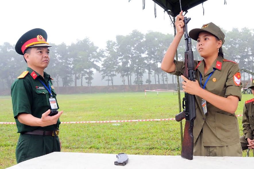 Tháo lắp súng thành thục.