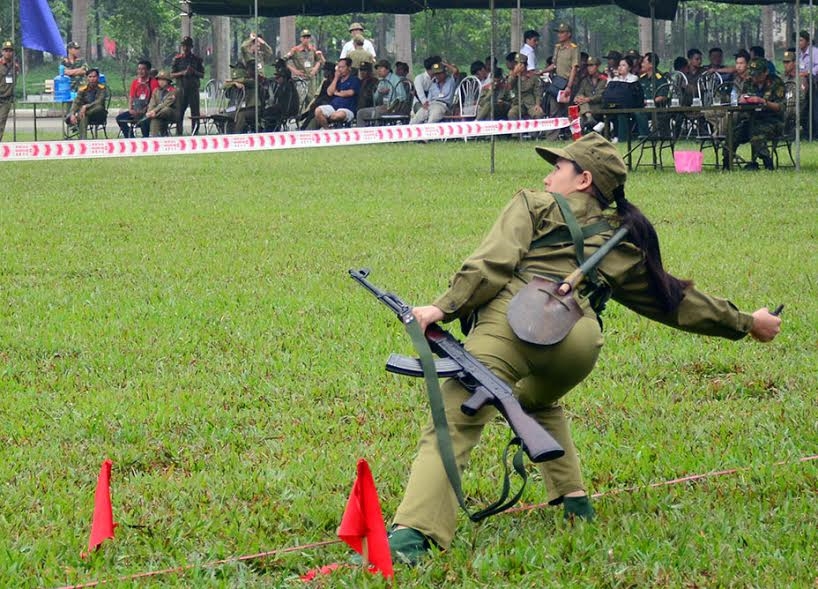 Thực hiện động tác ném lựu đạn.