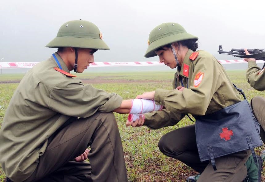 Nữ sinh thực hiện các thao tác băng bó, cứu thương ngoài thực địa.
