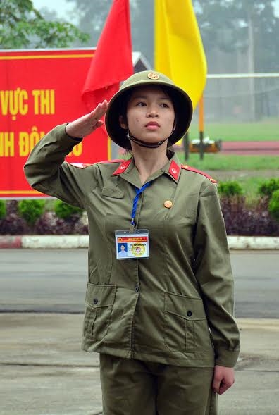 Động tác chào điều lệnh chính quy, dứt khoát.