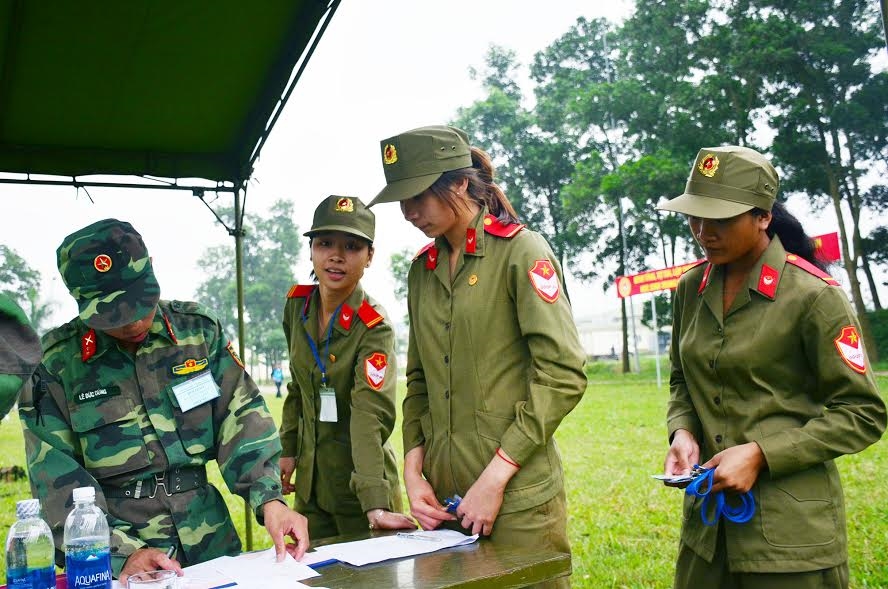 Cùng ký nhận kết quả các phần thi.