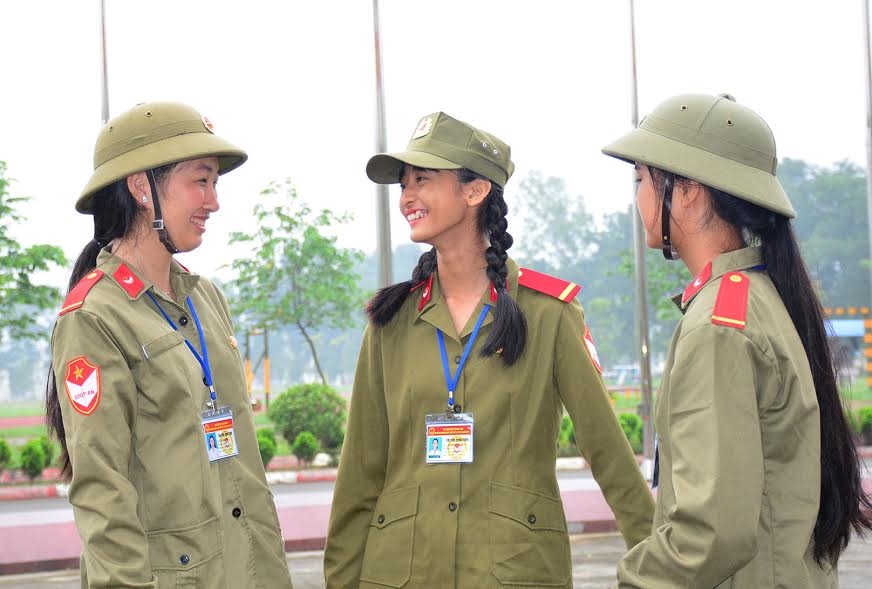 Nụ cười của các nữ sinh trên thao trường tháng Tư.