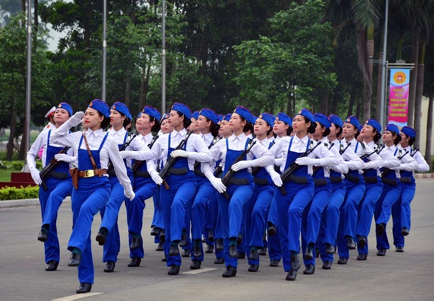 Khối nữ dân quân tự vệ tham gia diễu hành.