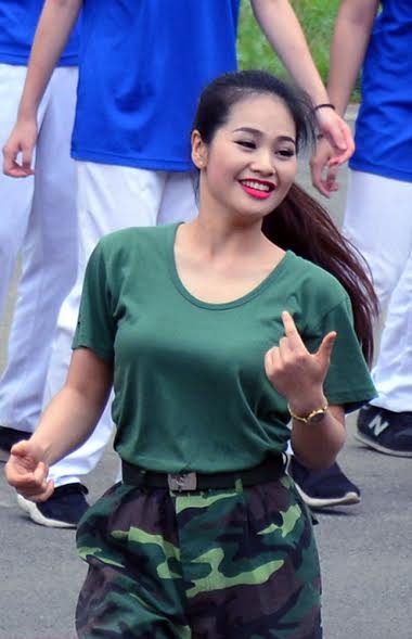 Nữ sinh giao lưu văn hóa, văn nghệ.