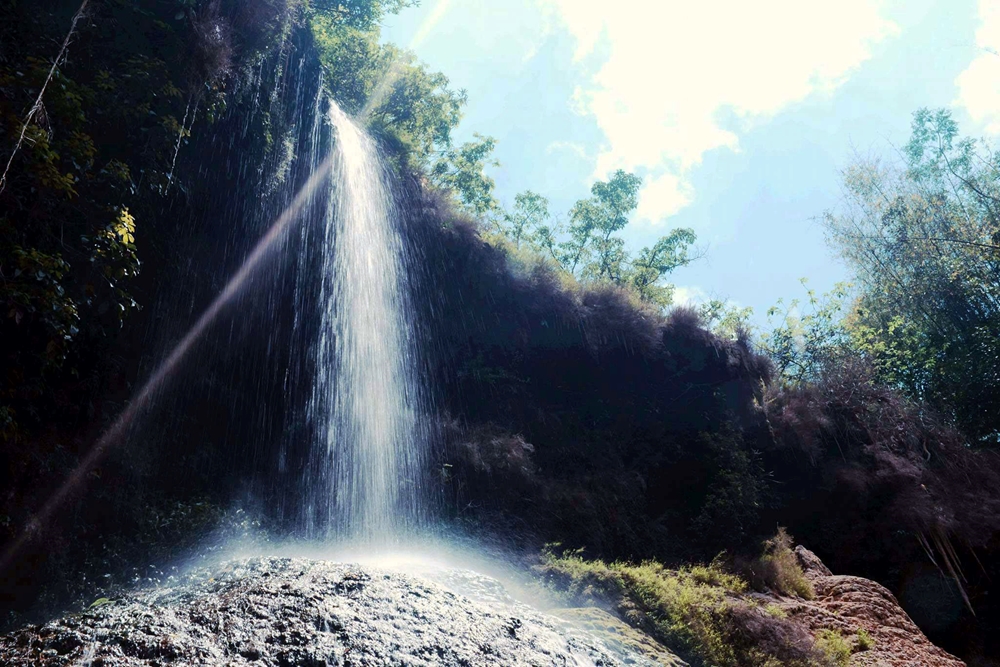 Thác Dải yếm cách trung tâm huyện Mộc Châu khoảng 5km.