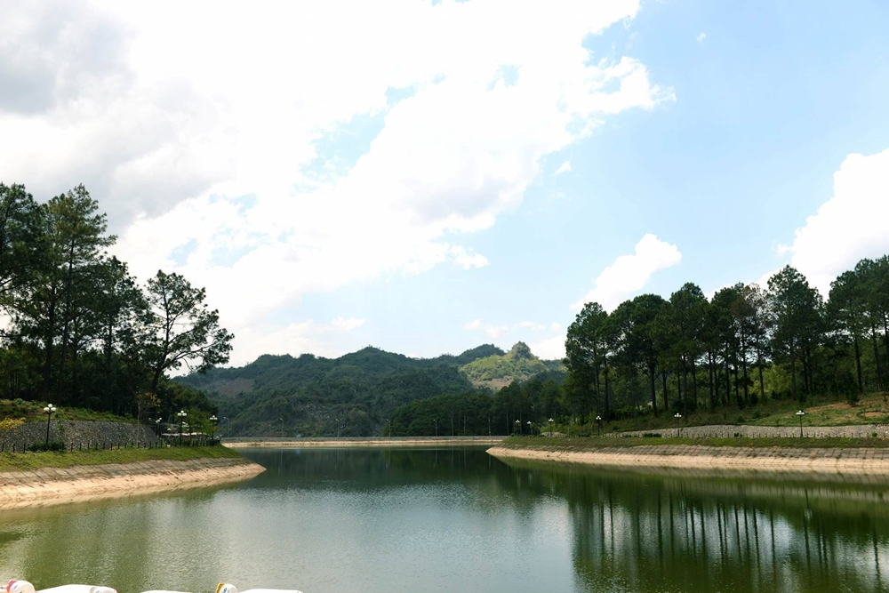 Ở Mộc Châu cũng có rừng thông và hồ nước xanh ngắt.