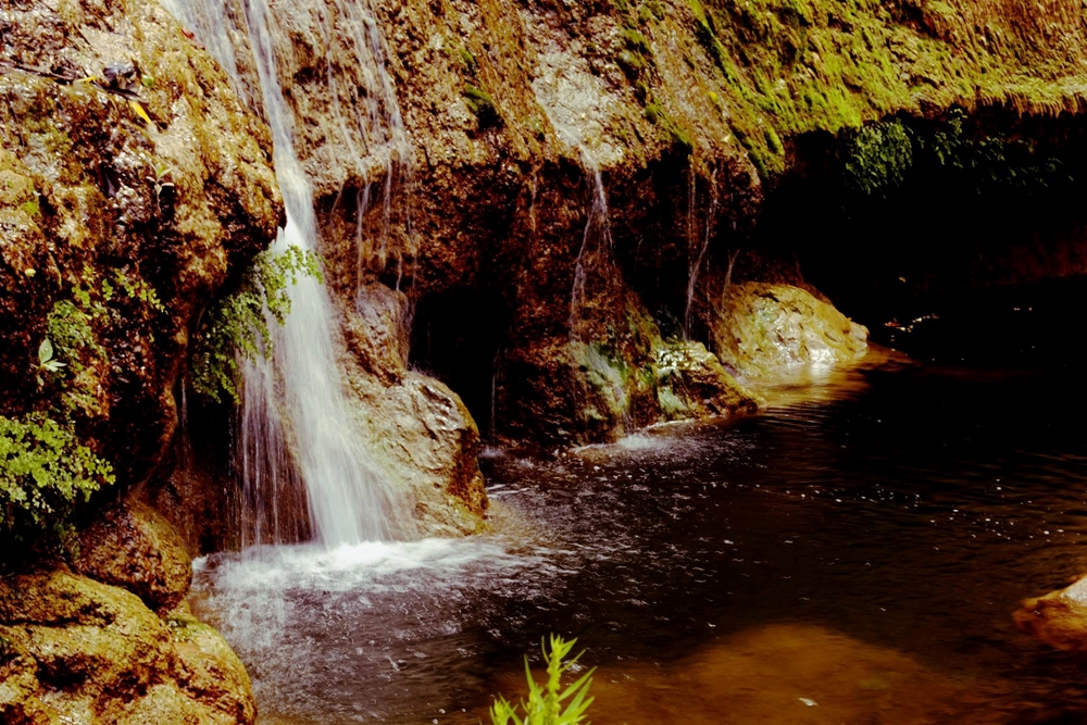 Vào đầu mùa Hè thác chưa nhiều nước...