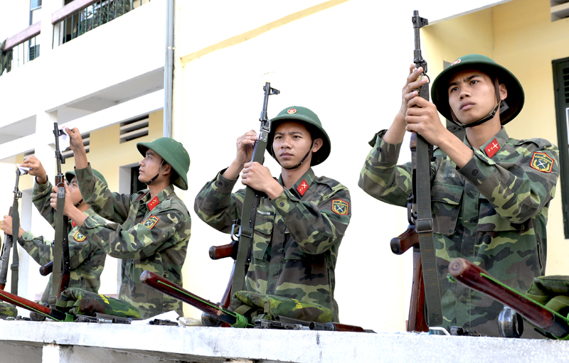 Các chiến sĩ Tiểu đoàn 7 bảo quản vũ khí trang bị sau huấn luyện.