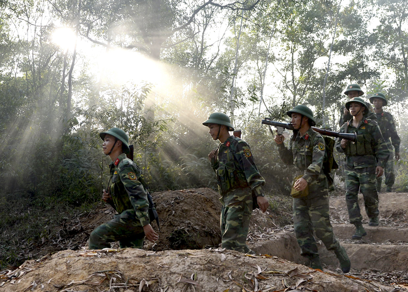 Cán bộ, chiến sĩ Tiểu đoàn 9 trên đường ra thao trường huấn luyện.