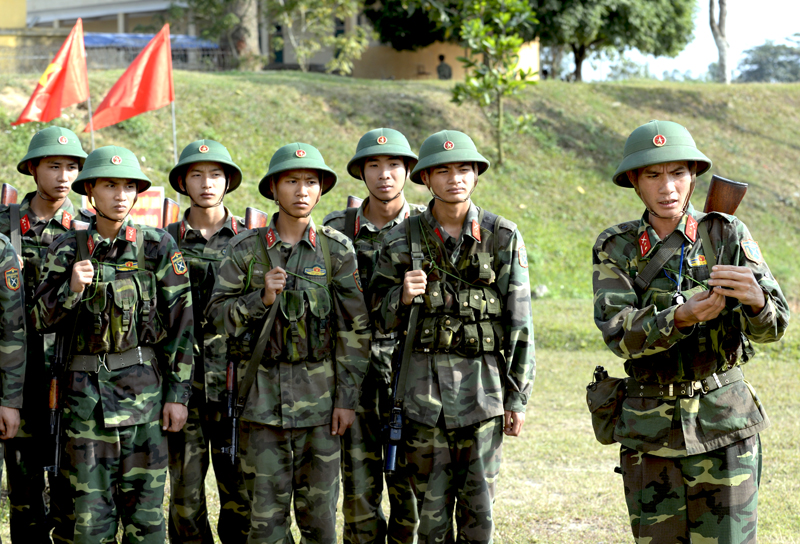 Chiến sĩ Đại đội 6, Tiểu đoàn 8 trong giờ học lý thuyết bắn súng.