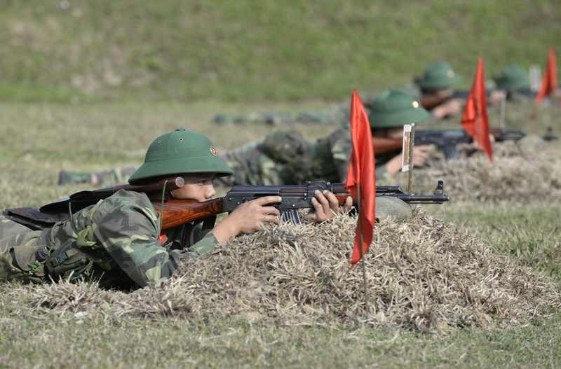 Thực hành động tác nằm bắn súng tiểu liên.